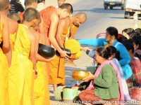 Bettelgang buddhistischer Mönche