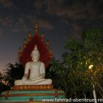 Buddha-Statue zur blauen Stunde