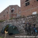 Zelten zwischen Fabrik-Ruinen - Albanien-Süd