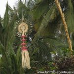 Zierde aus Pflanzen am Hindu-Tempel