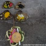 Opfergaben vor dem Hindu-Tempel